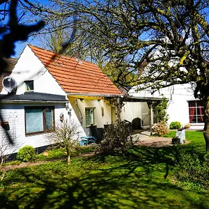 Ferienhaus Gemuetliches Haus Mit Grossem Traumhaften Garten, BRE
